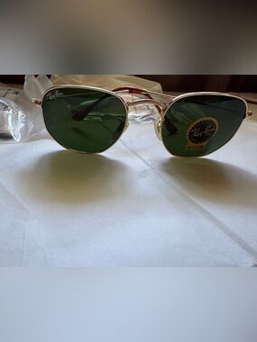 NEW-NOT Ray-Ban Women’s Gold Frame Sunglasses with Green Lenses